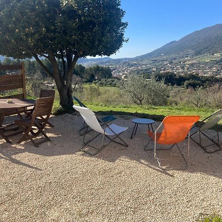 Cabanon Entoure De Montagnes Et D'Oliviers Villa Nyons Bagian luar foto