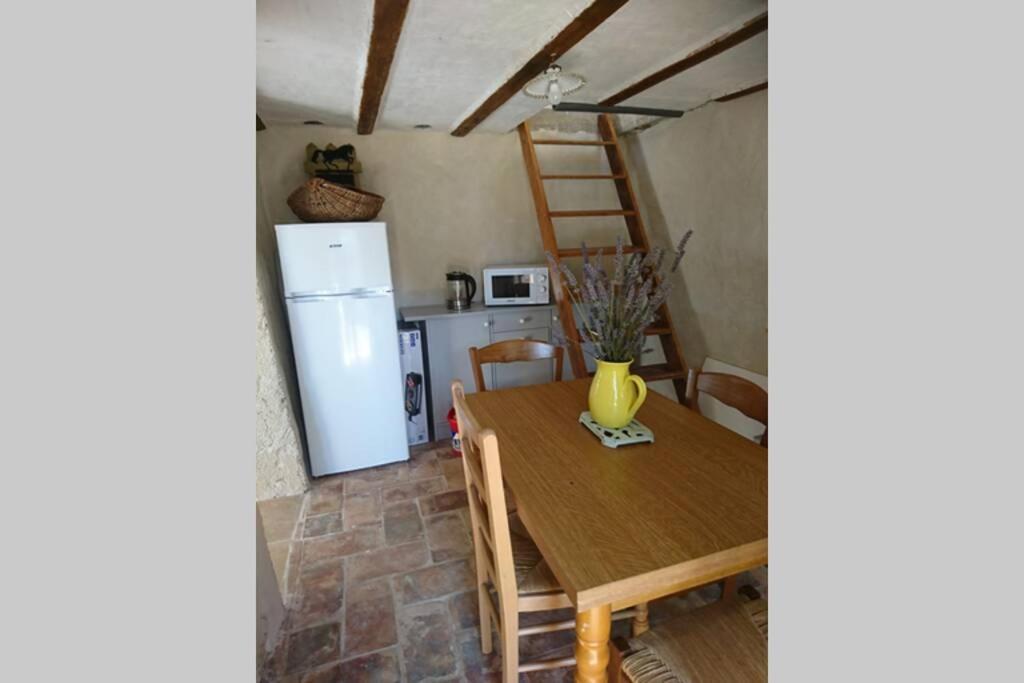 Cabanon Entoure De Montagnes Et D'Oliviers Villa Nyons Bagian luar foto