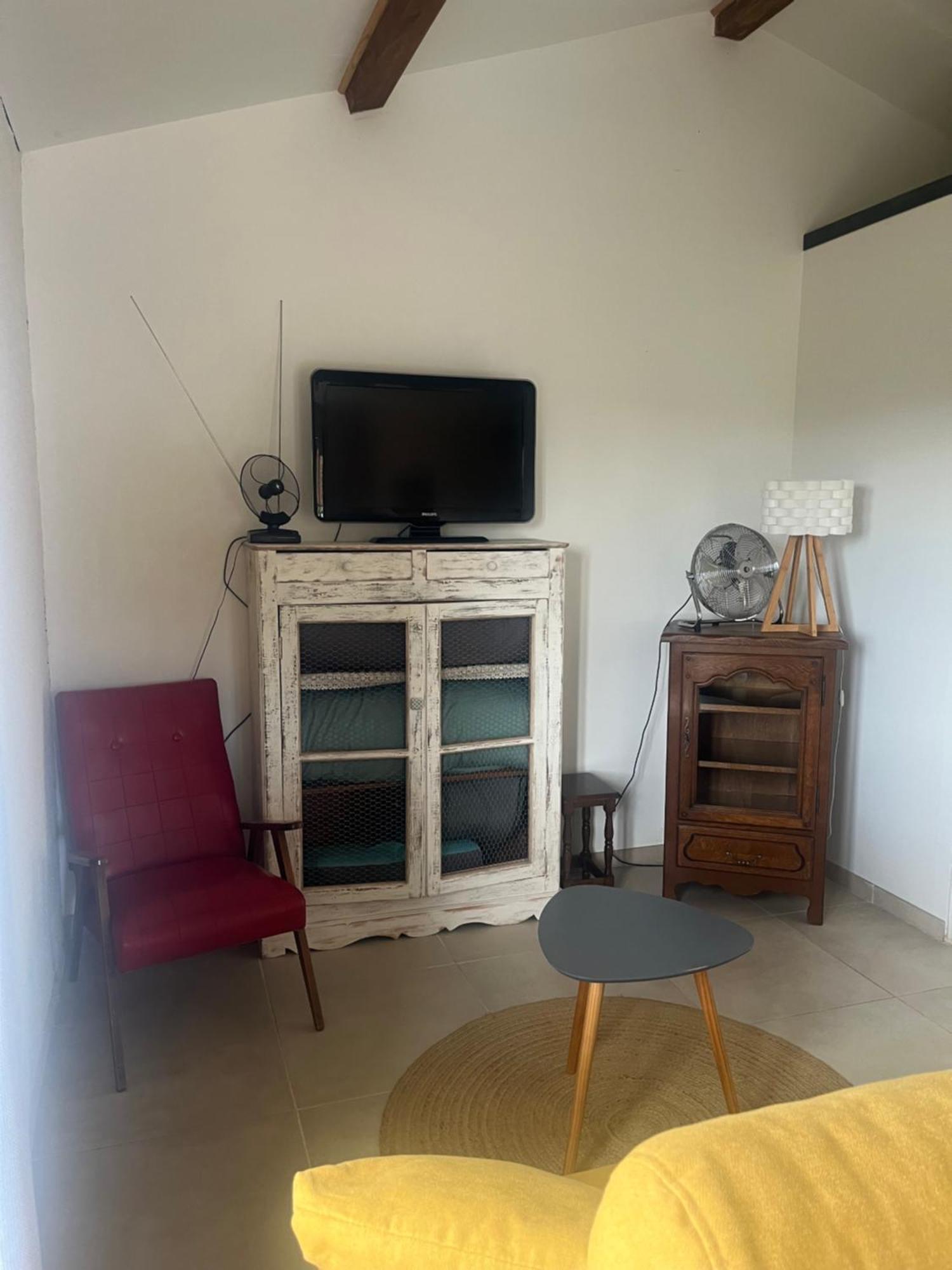Cabanon Entoure De Montagnes Et D'Oliviers Villa Nyons Bagian luar foto