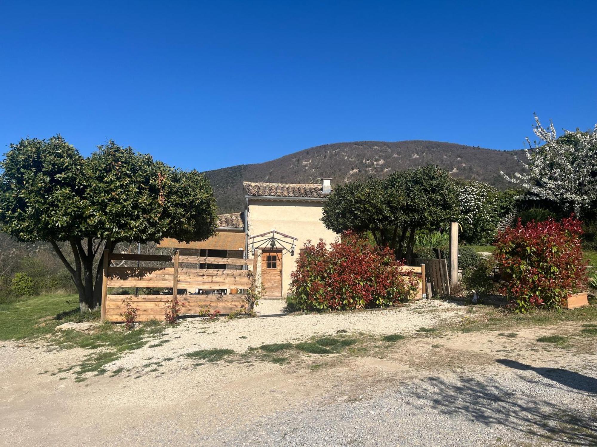 Cabanon Entoure De Montagnes Et D'Oliviers Villa Nyons Bagian luar foto
