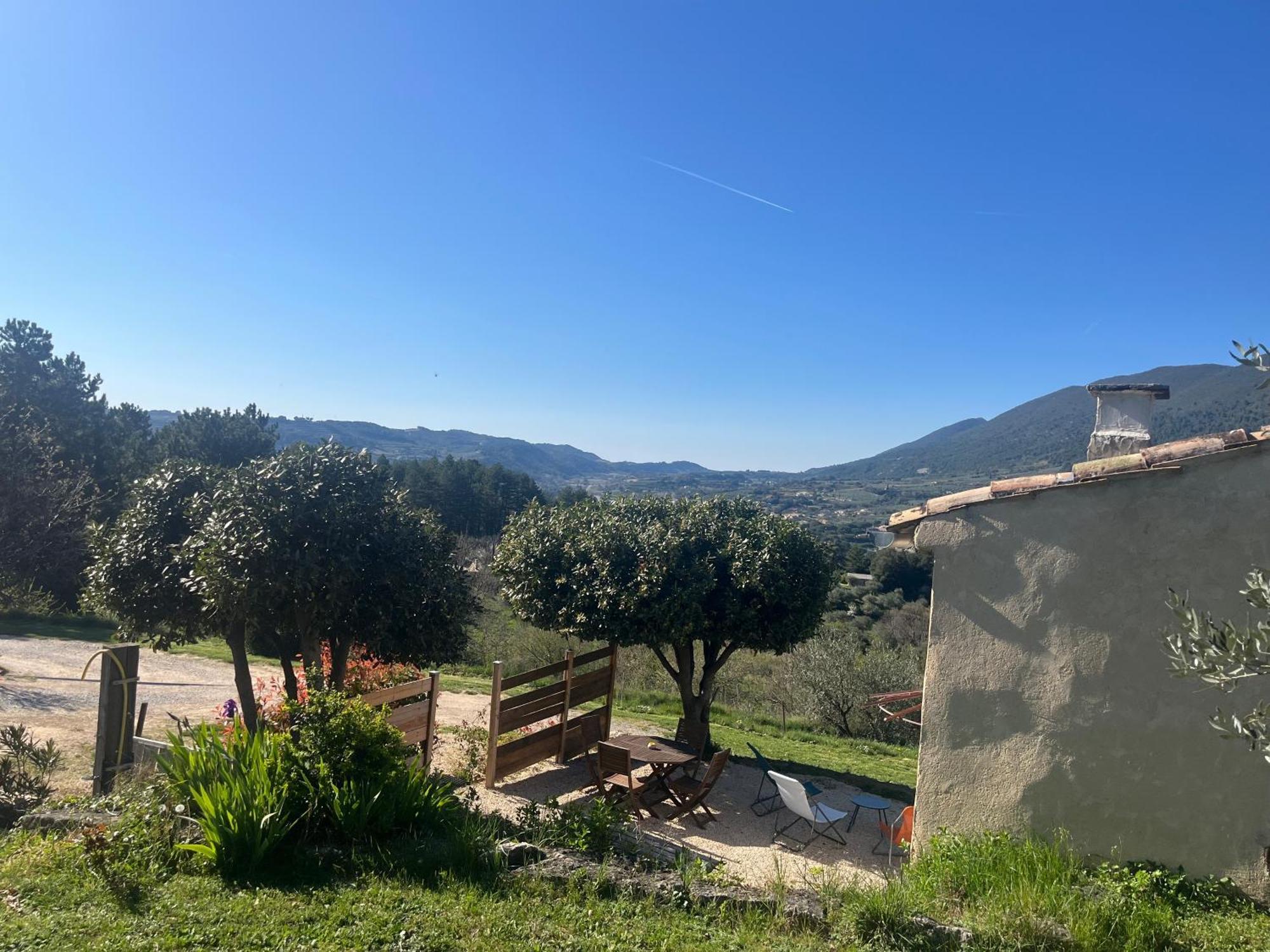Cabanon Entoure De Montagnes Et D'Oliviers Villa Nyons Bagian luar foto